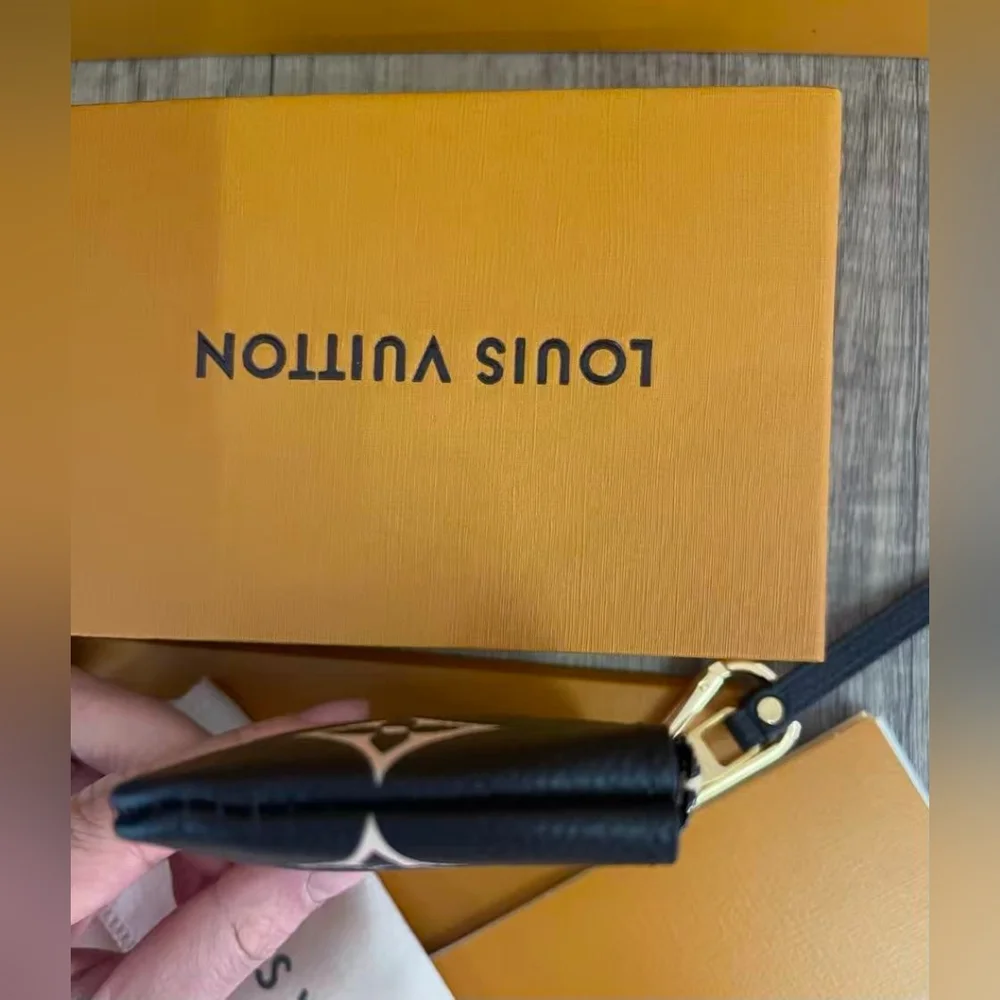 Louis Vuitton Key Pouch - Picture 5 of 11